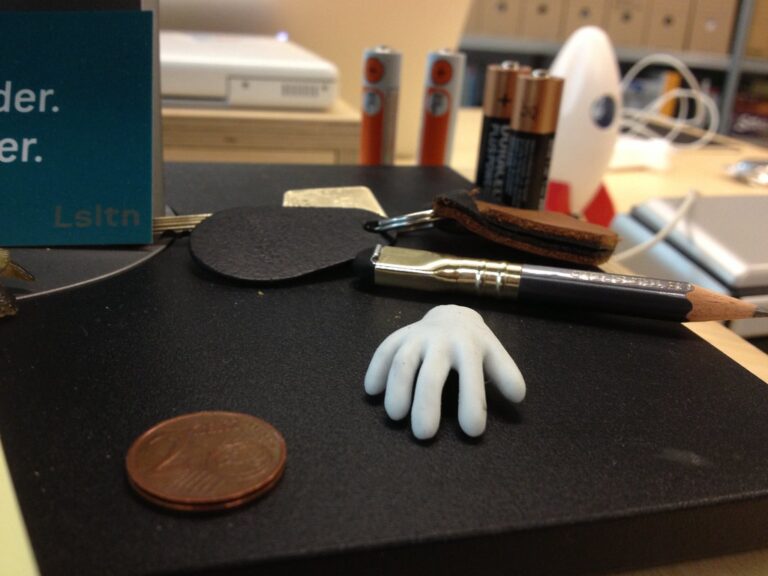 Posable hand