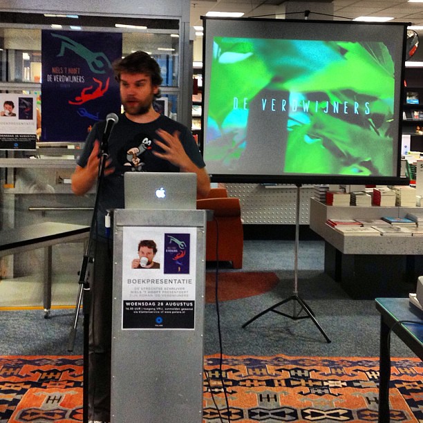 Boss writer @nielsthooft presenting his near future novel De Verdwijners