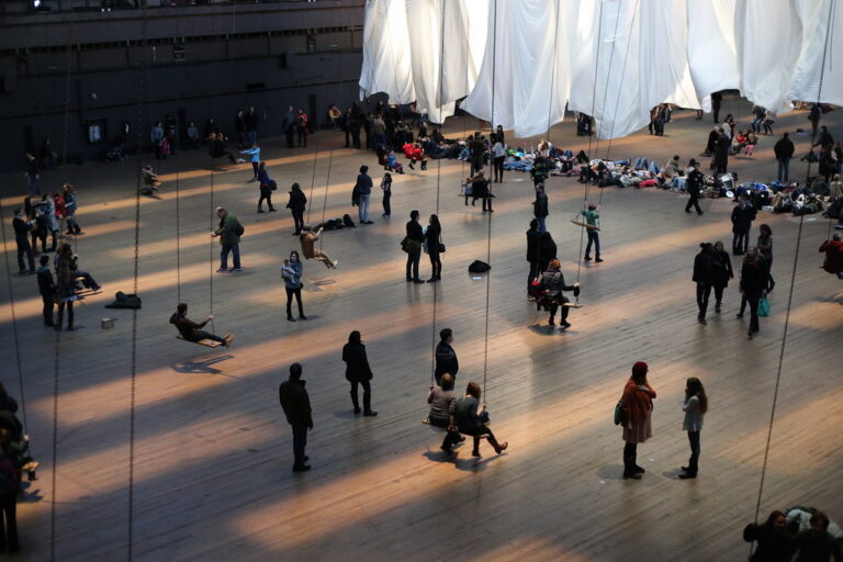 Crowd at Ann Hamilton, The Event of a Thread